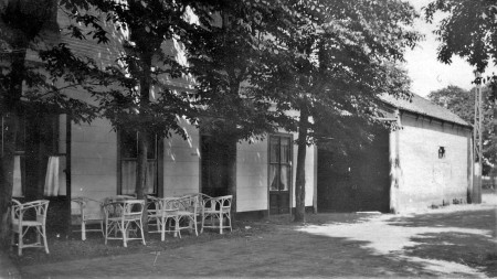 HVB FO 00388  De Rustende Jager met de voormalige doorrijstal, 1930 (2)